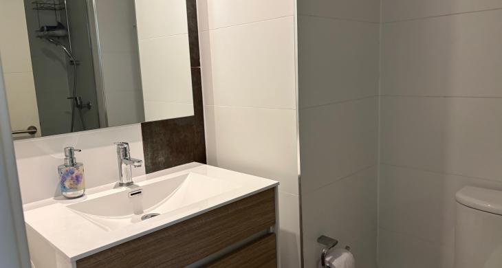 Segundo baño, con tina fuera de los dormitorios
