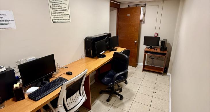 Sala para trabajar con computadoras 