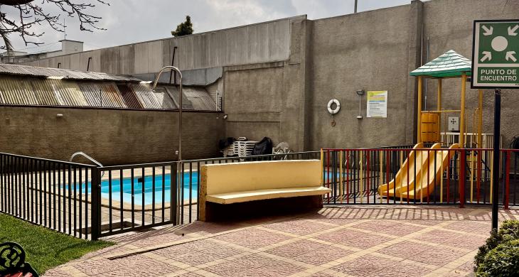 Piscina y juegos