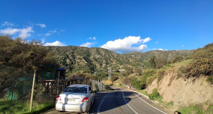 camino de asfalto a 300 metros