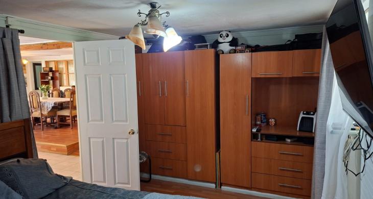 dormitorio con closet