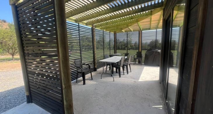 Terraza con mesa, sillas, parrilla