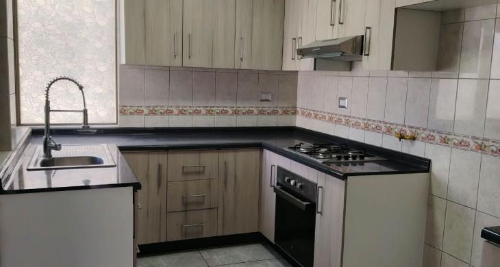 COCINA RENOVADA CON GRAN CAPACIDAD DE ALMACENAMIENTO