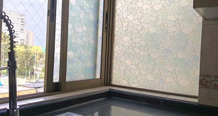 ESPACIOSA Y VENTILADA  COCINA CON VISTA PARCIAL A LA AVENIDA