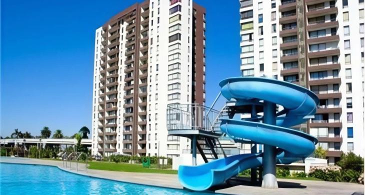 Piscina con tobogán 