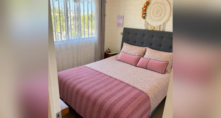 Dormitorio principal con cama de dos plazas y ventana.