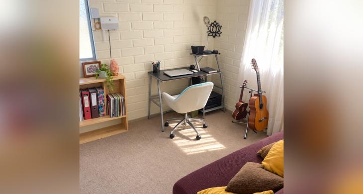 Habitación con escritorio con ventana.