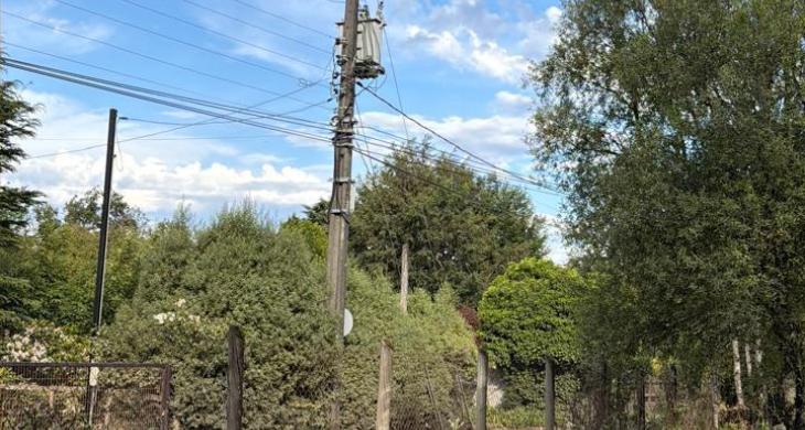 Poste de luz frente a la parcela