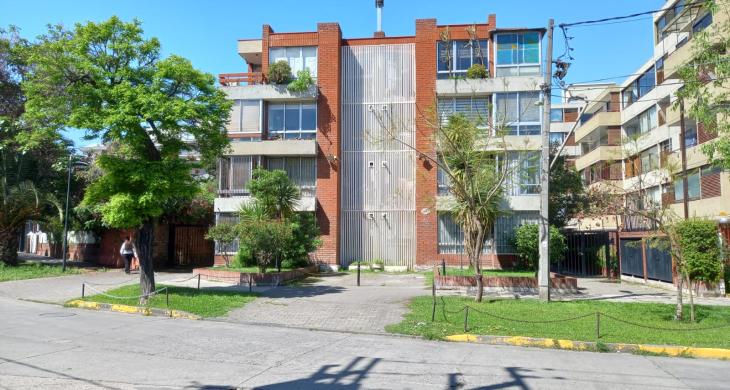 ubicado a minutos de la escuela y hospital de carabineros, colegio The Kent School, Pedro de Valdivia y otros. 