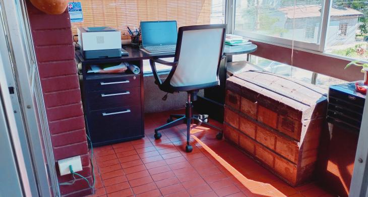 Terraza de aproximadamente 6 m2 cerrada con ventanales