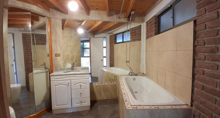 Baño en suite con tina