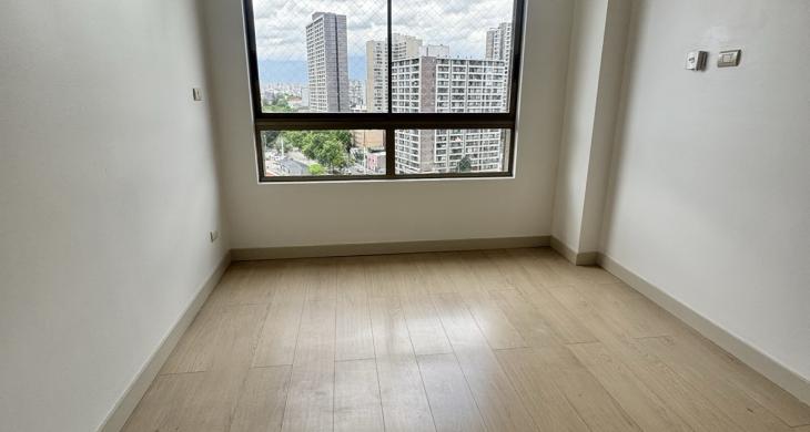 Dormitorio con ventana y malla