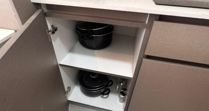 Mueble de cocina con ollas